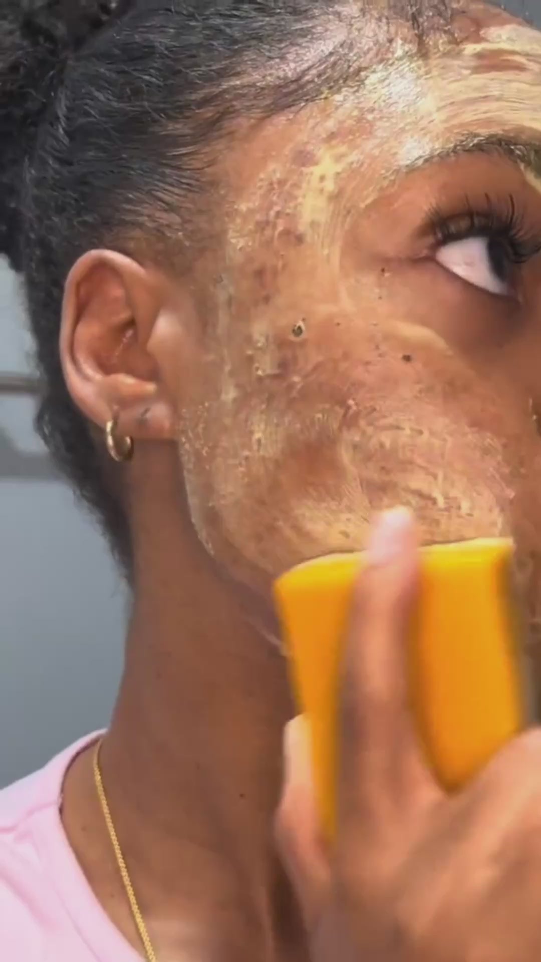 Charger la vidéo : <p>Nous avons tellement confiance en notre savon exfoliant que nous offrons une garantie sans risque de 60 jours. </p><p>si vous ne constatez aucune amélioration sur vôtre acnés corporelle, vos tâches, vos imperfections il vous suffit de nous le faire savoir par mail et nous vous rembourserons l'intégralement.</p>